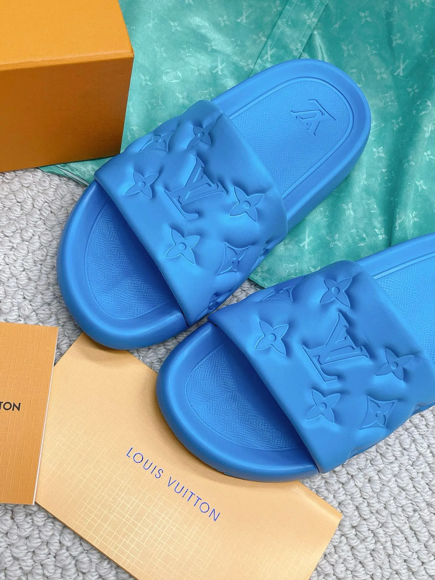 Factory price: 260💰【𝐋𝐕 Slippers】▪️Shoe size: Men's 38-45 ▪️Packaging: Counter top quality~original packaging 𝟐𝟎𝟐3 Louis Vuitton counter's new embossed slippers, L's monogram embossed slippers, Waterfront sandals are back, the upper buckle is embossed with LV's iconic Monogram pattern. Made of waterproof rubber with a comfortable and resilient insole. The lightweight, flexible outsole is embossed with the Louis Vuitton logo. ▪️Fabric: Original molded rubber foam surface ▪️Technology: embossed logo ▪️Sole: Original molded rubber foam outsole ▪️Sole thickness: 3CM.